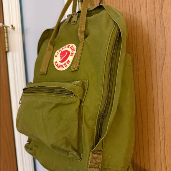 Fjallraven Kånken Medium Green Backpack - Picture 3 of 12